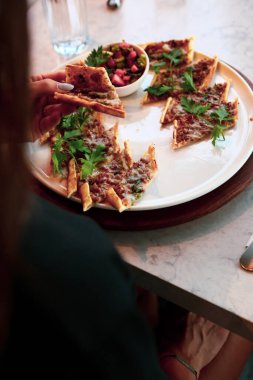 Geleneksel Türkçe fırında pide. Türk pizzası, Orta Doğu aperatifleri. Türk mutfağı. Et ile doldurulmuş çam