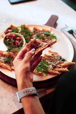 Geleneksel Türkçe fırında pide. Türk pizzası, Orta Doğu aperatifleri. Türk mutfağı. Et ile doldurulmuş çam