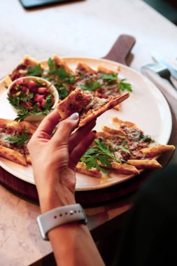 Geleneksel Türkçe fırında pide. Türk pizzası, Orta Doğu aperatifleri. Türk mutfağı. Et ile doldurulmuş çam