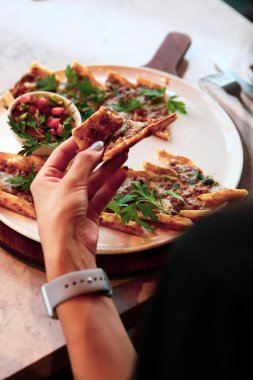 Geleneksel Türkçe fırında pide. Türk pizzası, Orta Doğu aperatifleri. Türk mutfağı. Et ile doldurulmuş çam