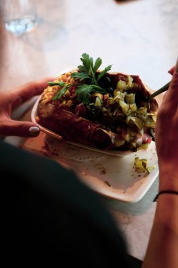 Peynir, sosis, zeytin, biber ve Mısır ile pişmiş kumpir patates dolması