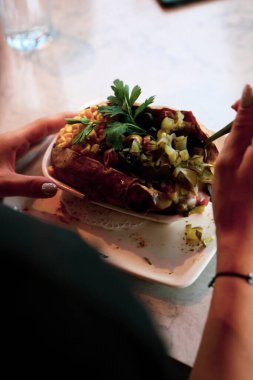 Peynir, sosis, zeytin, biber ve Mısır ile pişmiş kumpir patates dolması