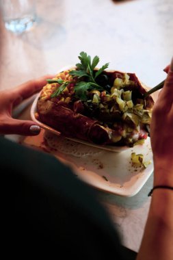 Peynir, sosis, zeytin, biber ve Mısır ile pişmiş kumpir patates dolması