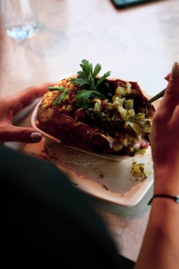 Peynir, sosis, zeytin, biber ve Mısır ile pişmiş kumpir patates dolması