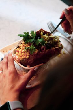 Peynir, sosis, zeytin, biber ve Mısır ile pişmiş kumpir patates dolması