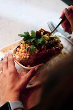 Peynir, sosis, zeytin, biber ve Mısır ile pişmiş kumpir patates dolması