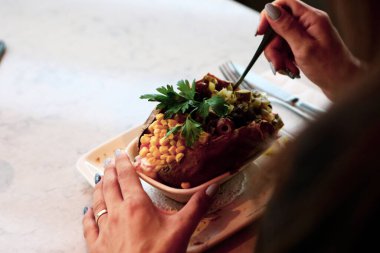 Peynir, sosis, zeytin, biber ve Mısır ile pişmiş kumpir patates dolması