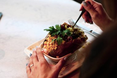 Peynir, sosis, zeytin, biber ve Mısır ile pişmiş kumpir patates dolması