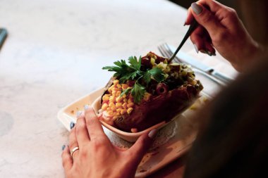 Peynir, sosis, zeytin, biber ve Mısır ile pişmiş kumpir patates dolması