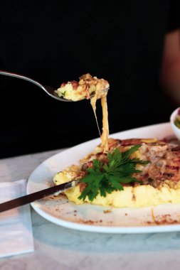 Masada nefis et yemeği. 