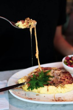 Masada nefis et yemeği. 