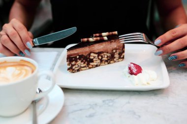 Bir dilim lezzetli kek ve bir fincan kahve.