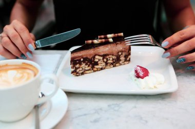 Bir dilim lezzetli kek ve bir fincan kahve.