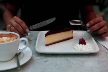 Bir dilim lezzetli kek ve bir fincan kahve.