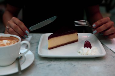 Bir dilim lezzetli kek ve bir fincan kahve.