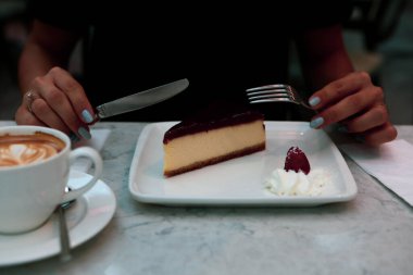 Bir dilim lezzetli kek ve bir fincan kahve.