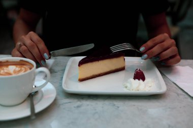 Bir dilim lezzetli kek ve bir fincan kahve.