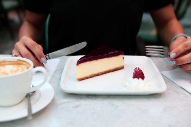 Bir dilim lezzetli kek ve bir fincan kahve.