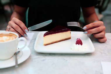 Bir dilim lezzetli kek ve bir fincan kahve.