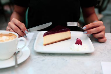 Bir dilim lezzetli kek ve bir fincan kahve.