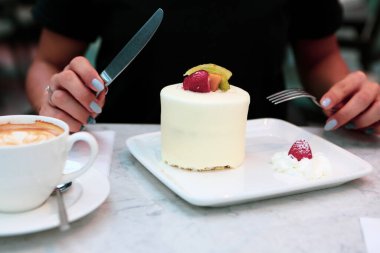 Bir dilim lezzetli kek ve bir fincan kahve.