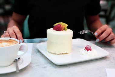 Bir dilim lezzetli kek ve bir fincan kahve.