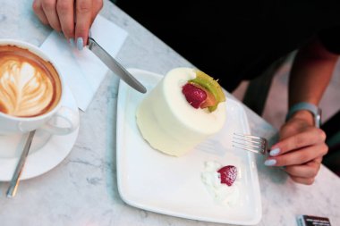 Bir dilim lezzetli kek ve bir fincan kahve.