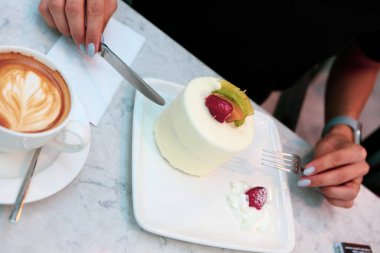 Bir dilim lezzetli kek ve bir fincan kahve.