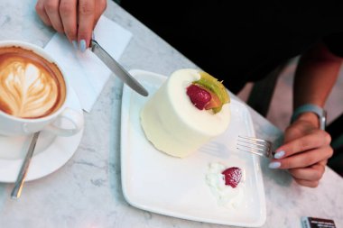 Bir dilim lezzetli kek ve bir fincan kahve.