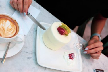 Bir dilim lezzetli kek ve bir fincan kahve.