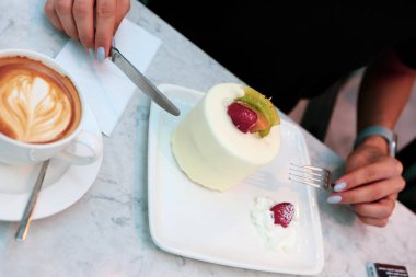 Bir dilim lezzetli kek ve bir fincan kahve.