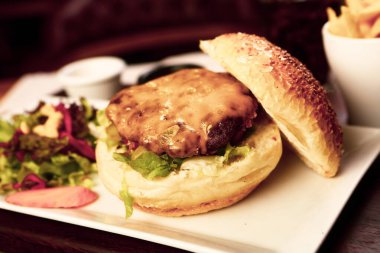 Taze sebzeli ev yapımı hamburger.