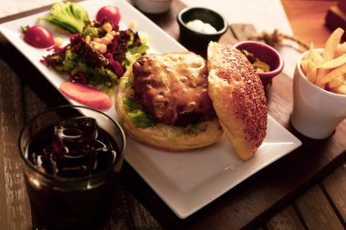 Taze sebzeli ev yapımı hamburger.