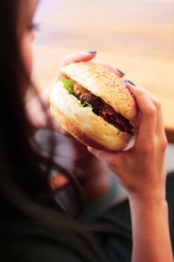 Taze sebzeli ev yapımı hamburger.