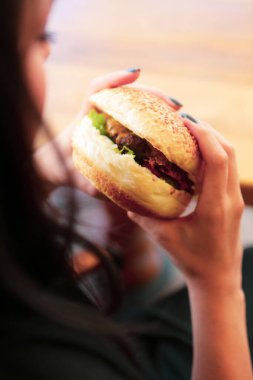 Taze sebzeli ev yapımı hamburger.