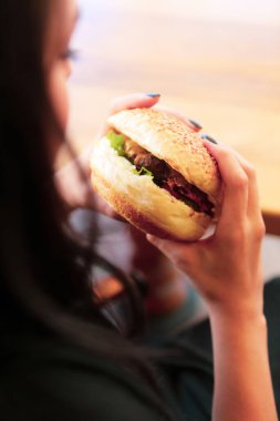 Taze sebzeli ev yapımı hamburger.
