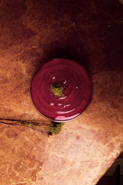 Masada lezzetli çikolatalı puding. 