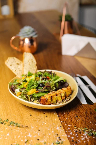 Taze salata tabağı ile karışık yeşillik