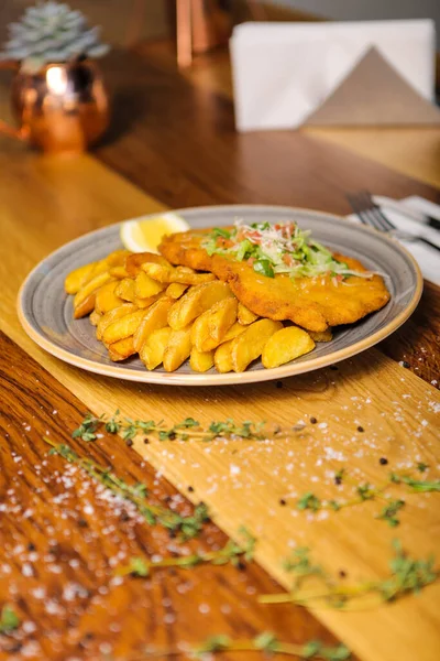 Patates kızartmasıyla servis edilen lezzetli şnitzel.
