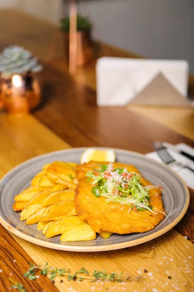 Patates kızartmasıyla servis edilen lezzetli şnitzel.