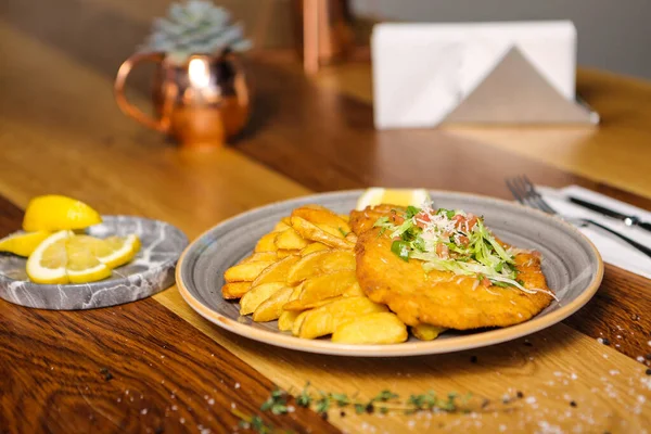 Patates kızartmasıyla servis edilen lezzetli şnitzel.