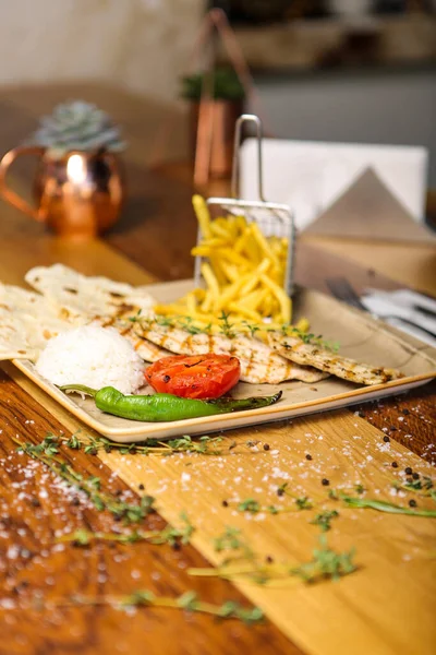 Masada lezzetli tavuk yemeği