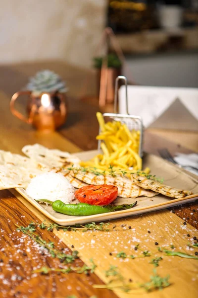 Masada lezzetli tavuk yemeği