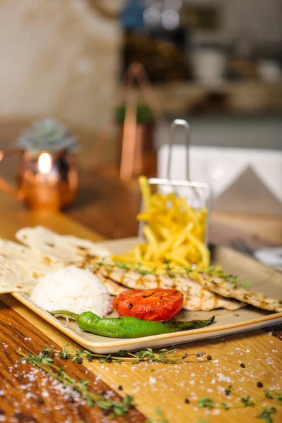 Masada lezzetli tavuk yemeği