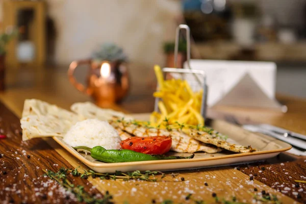 Masada lezzetli tavuk yemeği