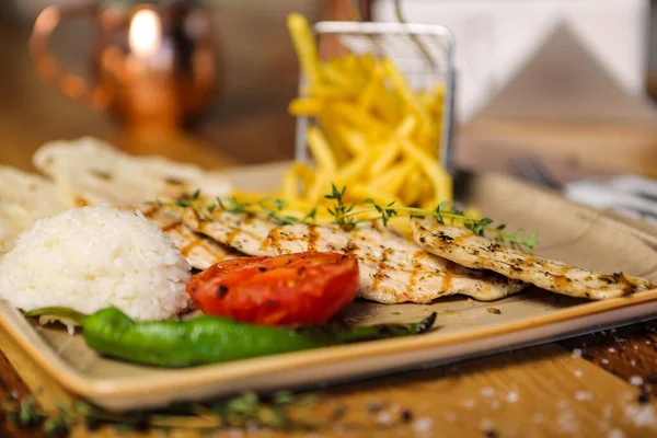 Masada lezzetli tavuk yemeği