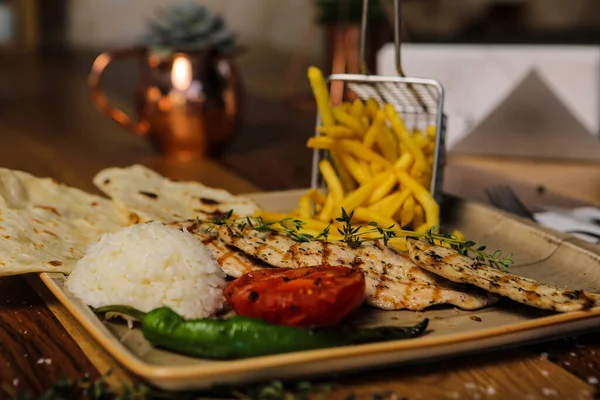 Masada lezzetli tavuk yemeği