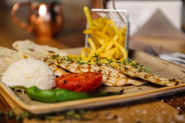 Masada lezzetli tavuk yemeği