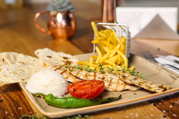 Masada lezzetli tavuk yemeği