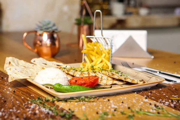 Masada lezzetli tavuk yemeği